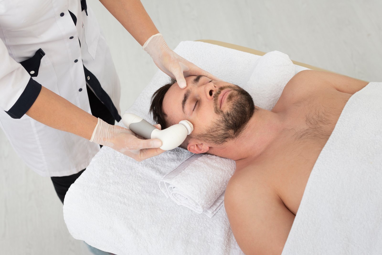 Hombre disfrutando de un masaje en Belezza Spa - Spa unisex en Monclova